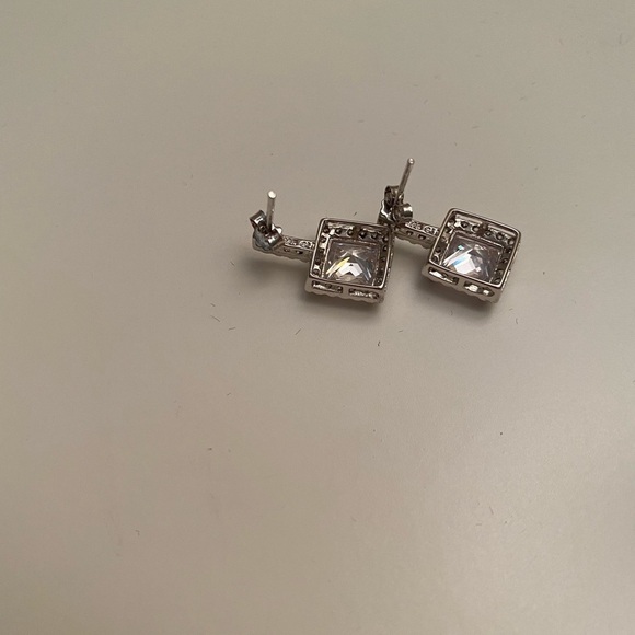 New in box Cate and Chloe earrings - Picture 4 of 4